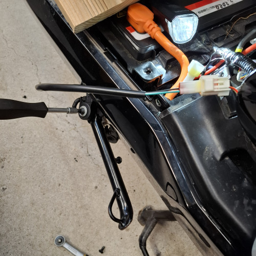 Probe, Kabel wird noch ordentlich verlegt. Seitenständer aus weichen Stahl hergestellt,  sowie die Schraube auch. Also vorsichtig beim Festziehen