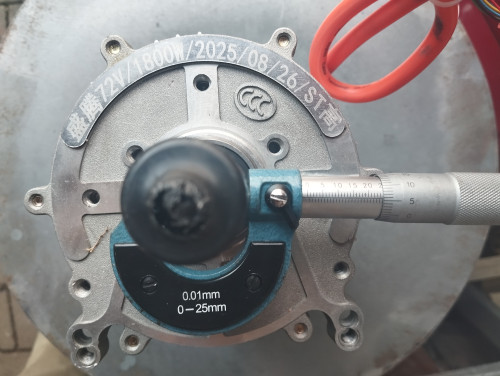 Wellendurchmesser von Ø24,56mm an Auflagefläche vom TC IØ25xAØ35x7mm Wellendichtring DIN 3760, Motor 72V 1800W 2025/08/26, 16T (Zähne) Zahnrad hier mit Schutzkappe