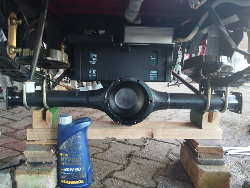 hier sieht man das ausgelaufene Differenzialgetriebeöl im Achsgehäuse schwimmen, weil im originalen Differenzialgetriebe 3x falsche Wellendichtringe DIN3760 verbaut sind !