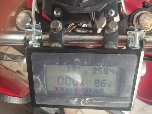 hintergrundbeleuchtetes LCD 3,8" hier mit Motortemperatur T3 hier kalt 13°C im Stillstand, NTC 10kR B3950 MF52 oben mitte Alukühlkörper-Motoroberseite aufgeklebt