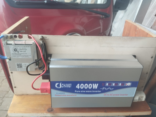 Spannungswandler 72Vdc 31Ain, 230Vac 8,7Aout 2000Wcont 4000Wpk mit brauner Fernbedienung 4Ch an Holz-Akkubox 500x355x18mm, 2x Holz seitlich 264x238x18mm, GFK 500x236x4mm, BMS LiFePo4 24s 3,2V, Akku 76,8V 105Ah 8064Wh mehr Bilder siehe Seite 2