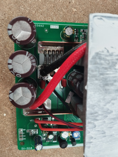 Der Controller Motorstrom kann durch auslöten der hälfte der 5-6 Stück Shunt Stromesswiderstände links oben bei dickem schwarzen Kabel 6qmm im Source vom 12x SKD502T TO220 MosFET GND angepasst werden!