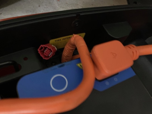 Batterie Kabel mit Klebeband