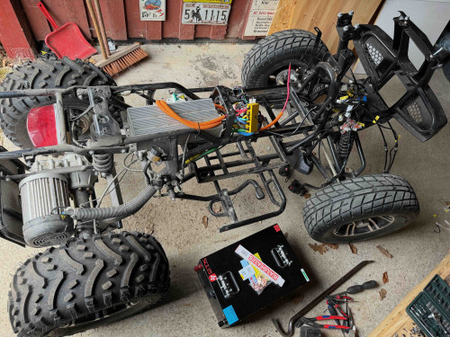 Quad kurz vor dem Einbau des neuen Akkus. Volle Demontage!