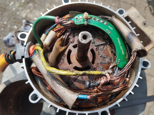 3x Hallsensor 5x5x1,6x17mm 3pin gelb 2x Abstand ca. 38mm, vorerst kein Platinenersatz gefunden, hier bereits grob gereinigt da sonst nichts zu erkenne wäre. Cu-Drahtdurchmesser mit Außenmikrometerschraube 0-25mm Auflösung 0,01mm ermittelt.