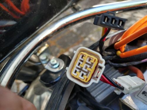 06 - 2-lose-Stecker-unter-Sitzbank.jpg