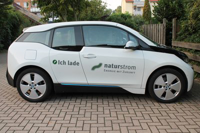 naturstrom_privatkunden_mobilitaet_aufkleberpraemie_BMW_i3.jpeg
