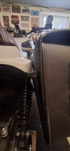 Von hinten gesehen die rechte Tasche. Schiefe Befestigung, und berührt und beschädigt sogar die Plastikabdeckung