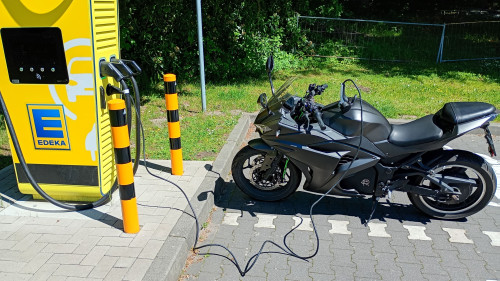 Laden an der Säule.