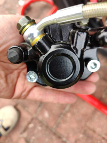 Sicht von der Seite des Motorrades, wie er montiert wird