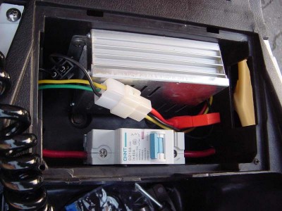 DC/DC-Wandler und Sicherungsautomat in der E-Rider-Version dieses Rollers