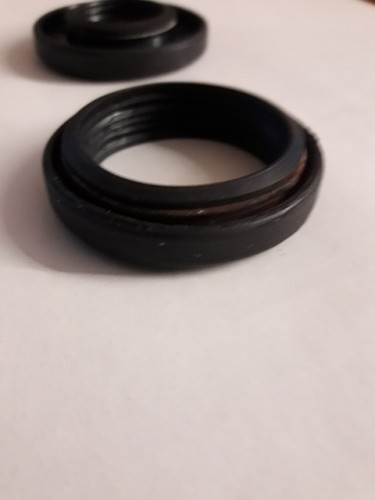 originale Simmerringe mit rostiger Feder, vorne der linke, hinten der rechte