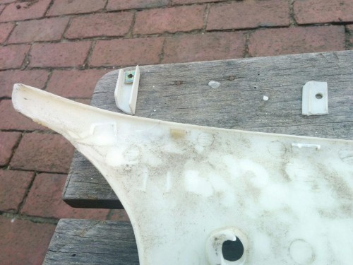 2 abgebrochene Befestigungslaschen, leider im Bereich der Sozius-Fußraste. Eine Reparatur müsste also was aushalten…