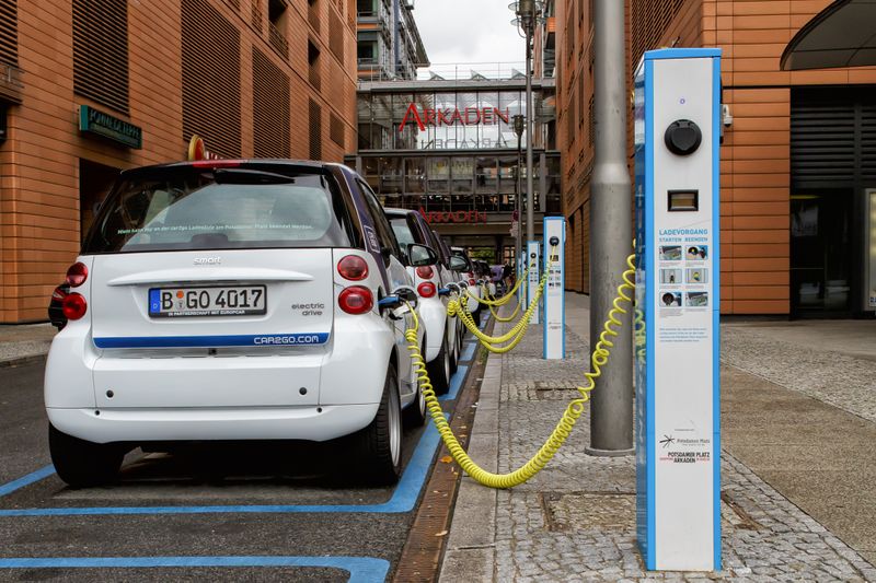 Datei:Berlin - Potsdamer Platz - E-Mobility-Charging.jpg