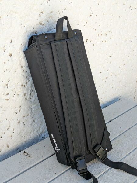 Datei:Silence NOMAD Rucksack.jpg